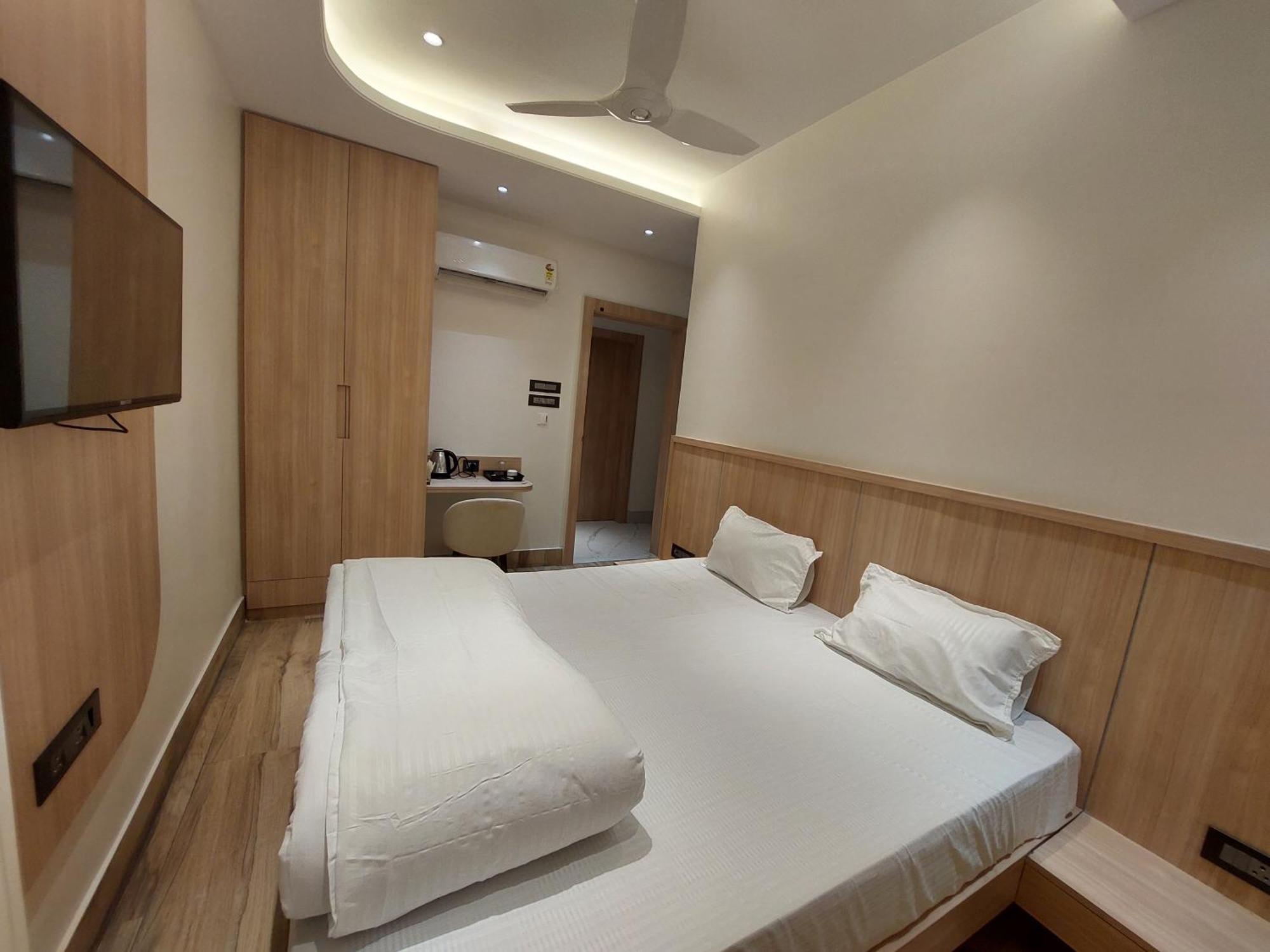 Rajasthani Dhani Hotel Khanapara Bagian luar foto